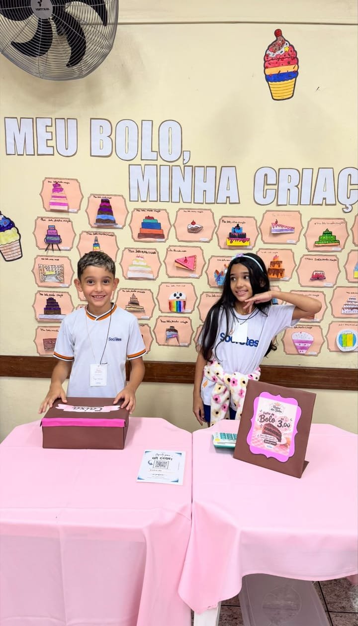 Menino e menina do Colégio Sócrates na banca de bolos Meu bolo, minha criação