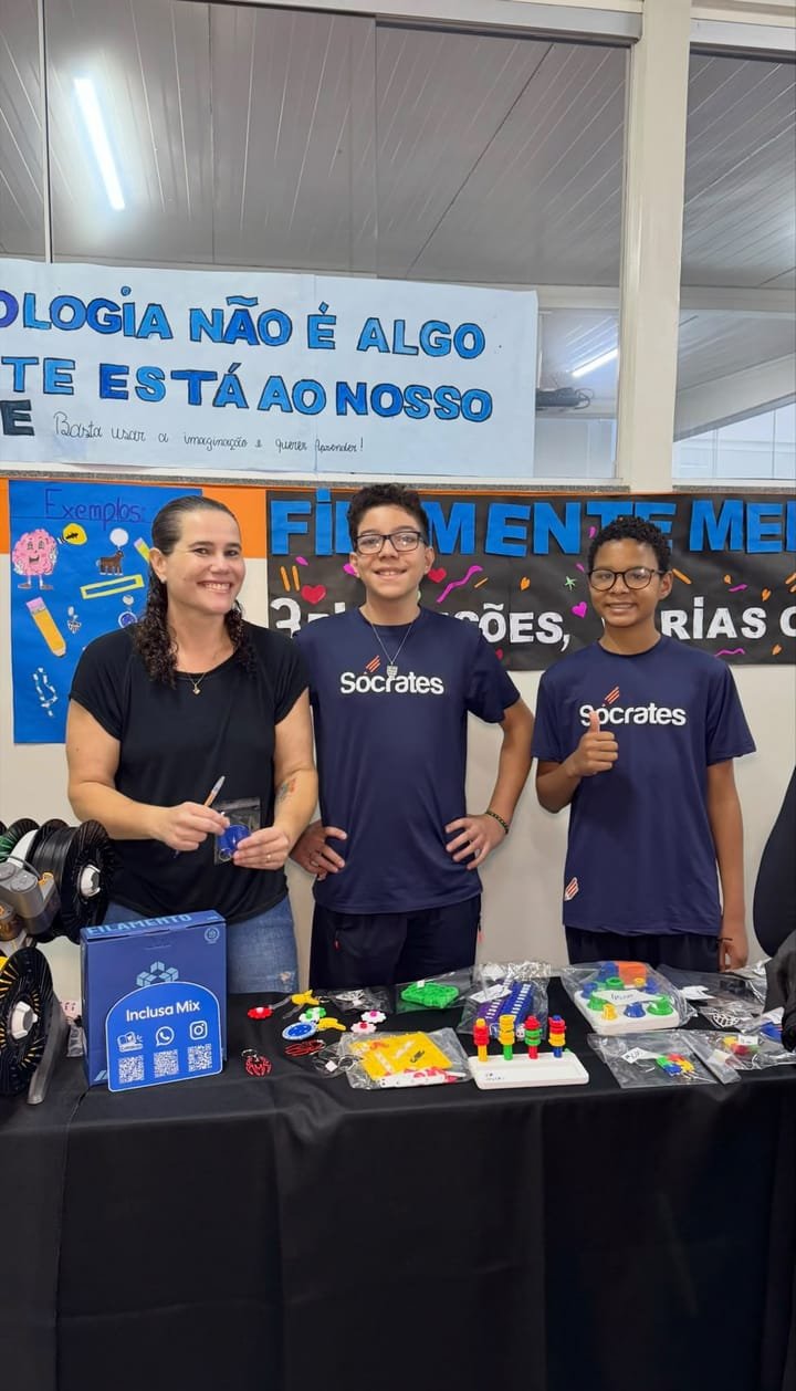 Alunos e professora na banca de peças feitas em impressora 3D