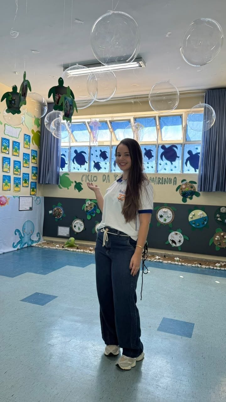 Educadora do Colégio Sócrates na sala decorada com tartarugas e bolhas